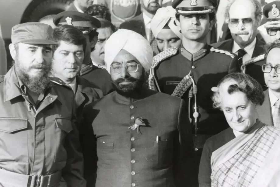 Indira Gandhi, sự thay đổi hiến pháp và nền cộng hòa không thành