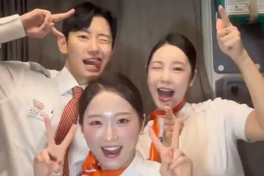 Video tiếp viên Jeju Air nhảy múa gây phản ứng dữ dội sau vụ tai nạn chết người: Hàn Quốc tranh luận về tang thương, mạng xã hội và trách nhiệm giải trình