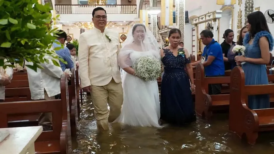Đám cưới giữa biển nước ở Philippines: Tình yêu, nghị lực và cuộc khủng hoảng lũ lụt dai dẳng của quốc gia