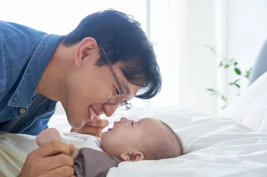 Ngày càng nhiều người cha Hàn Quốc nghỉ phép chăm con giữa khủng hoảng nhân khẩu học