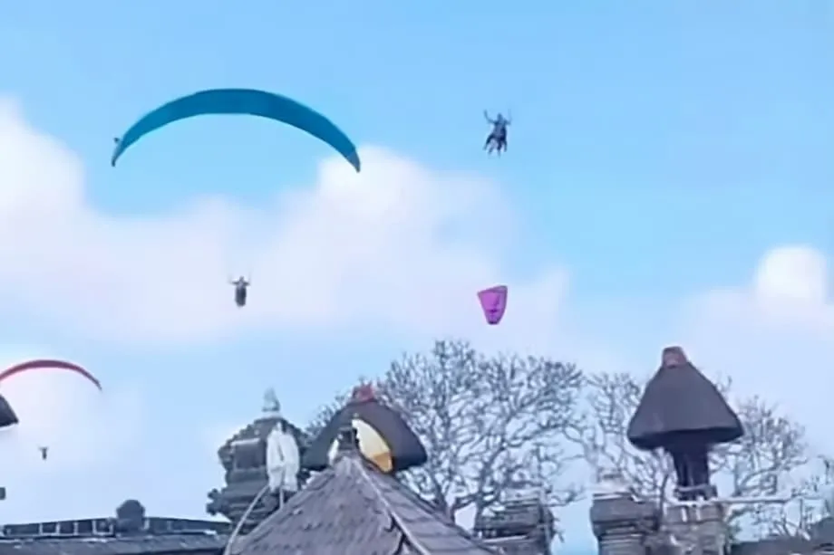 Video dù lượn ở Bali lan truyền, làm dấy lên tranh luận về du lịch, văn hóa và không gian linh thiêng