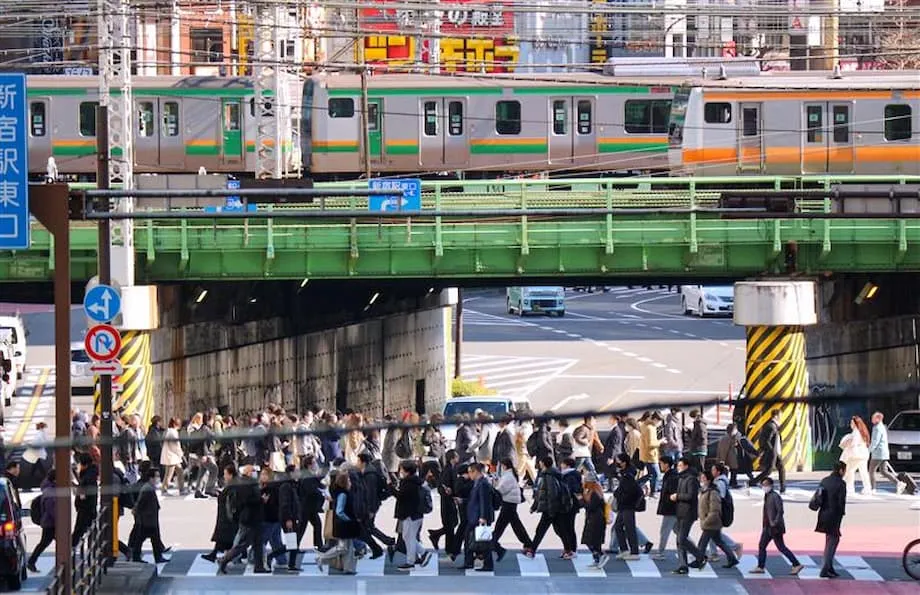 Đi lại đông đúc ở Tokyo: Vì sao tình trạng quá tải tàu lại gia tăng?