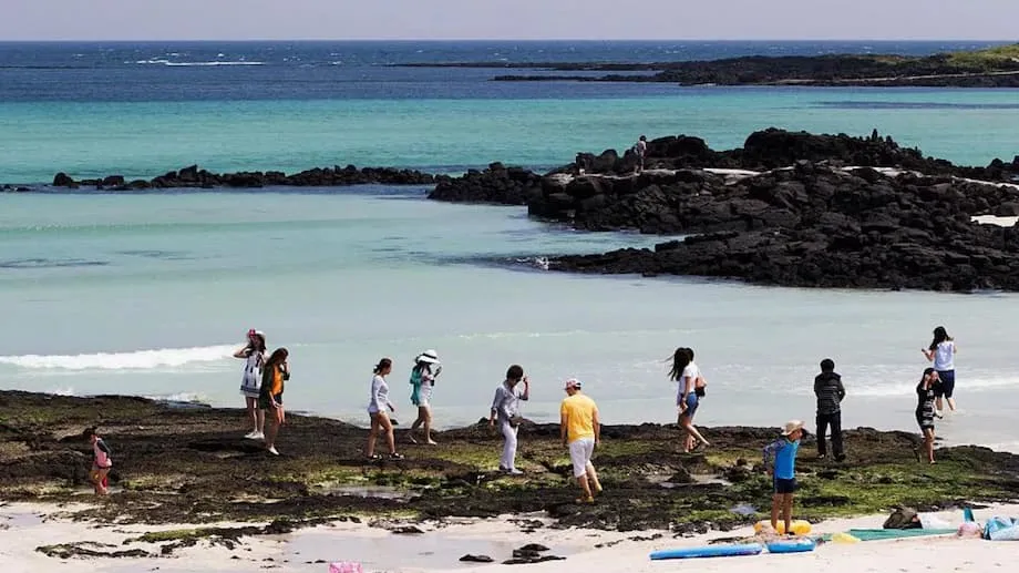 Đảo Jeju ban hành hướng dẫn ứng xử đa ngôn ngữ cho du khách giữa lo ngại về tình trạng quá tải du lịch