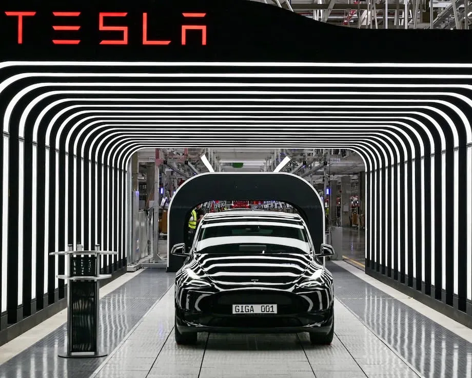 Doanh số Tesla lao dốc tại châu Âu, BYD tăng vọt: Điều gì đang làm đảo chiều cuộc đua xe điện?
