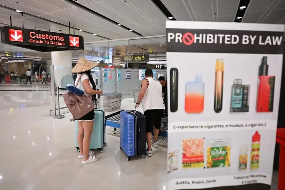 Singapore siết chặt lệnh cấm thuốc lá điện tử: Người nước ngoài có thể bị thu hồi thẻ cư trú, trục xuất và cấm nhập cảnh