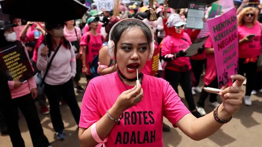 Hồng dũng cảm, xanh người hùng: Phụ nữ Indonesia dẫn đầu làn sóng biểu tình toàn quốc phản đối bạo lực cảnh sát và đặc quyền chính trị