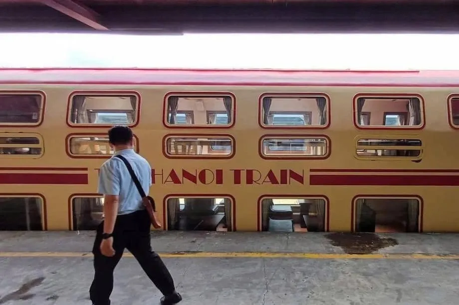 Tàu Di sản Hà Nội biến hành trình đường sắt thành sân khấu văn hóa
