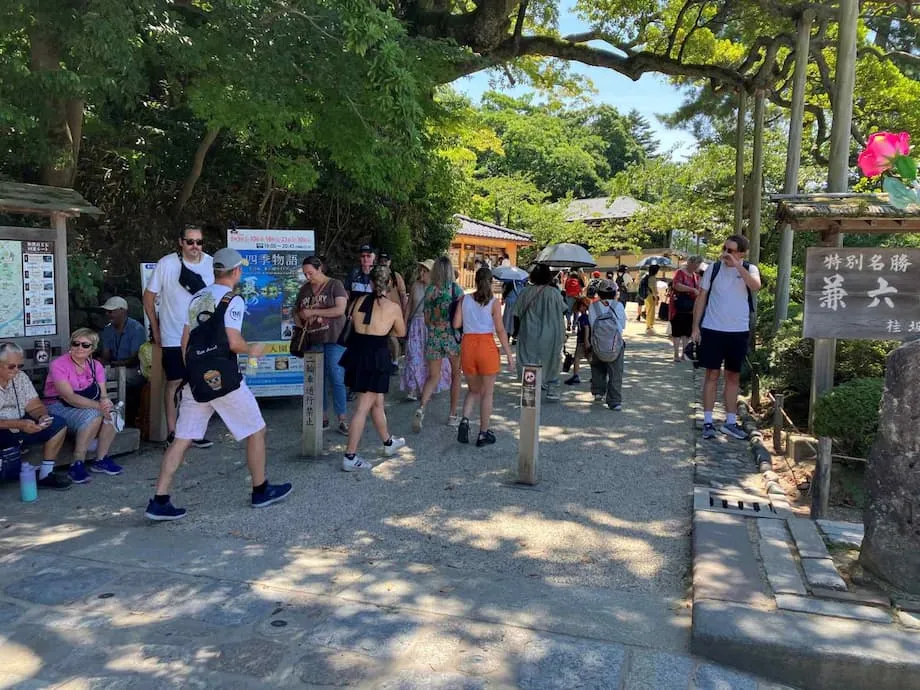 Kanazawa thu hút nhiều du khách phương Tây hơn du khách Đông Á, đi ngược xu hướng du lịch của Nhật Bản