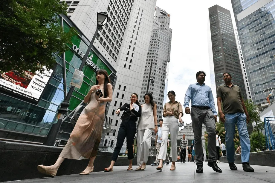 Singapore có thể bảo vệ việc làm cấp trung như thế nào khi AI định hình lại công việc