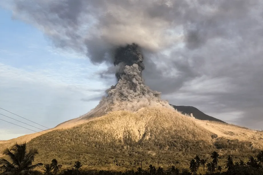 Indonesia nâng mức cảnh báo khi núi lửa Lewotobi Laki-Laki phun trào