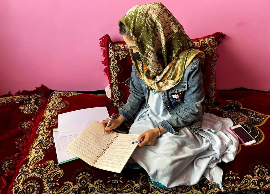 Lệnh cắt Internet của Taliban tàn phá việc học của nữ sinh Afghanistan