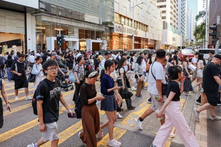 Khách sạn Hong Kong kín phòng dịp Quốc khánh, nhưng các sự kiện kết thúc sớm thúc đẩy chuyến đi trong ngày
