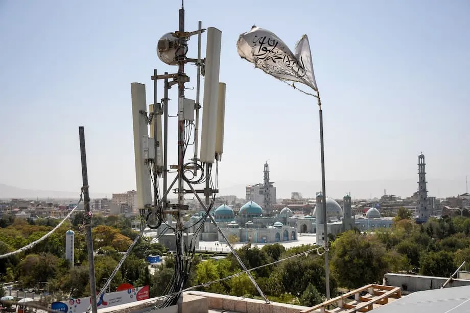 Afghanistan chìm trong bóng tối khi Taliban ngắt internet và điện thoại trong 48 giờ