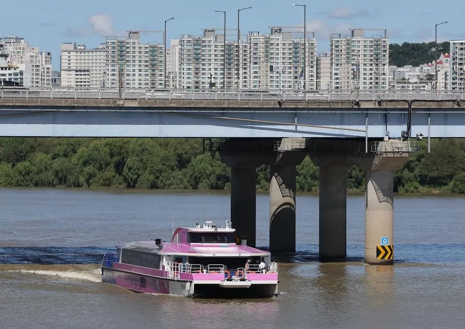 Các sự cố và thiếu sót an toàn khiến xe buýt đường sông Seoul phải tạm dừng