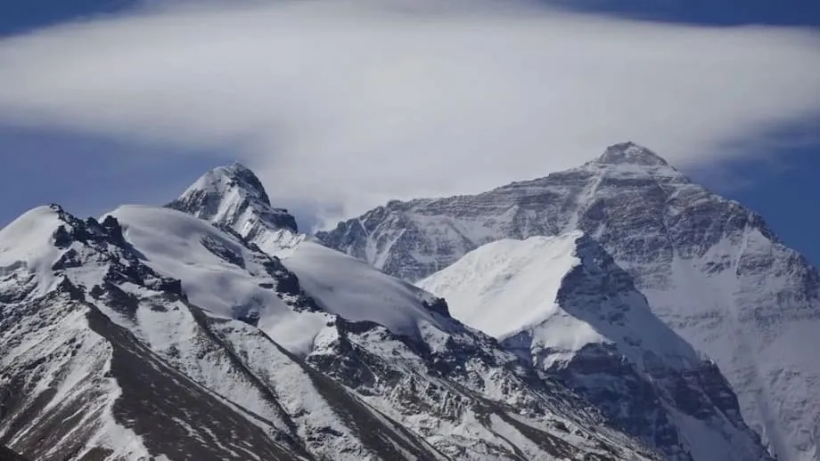 Giải cứu các nhà leo núi Everest sau khi bão tuyết khiến hàng trăm người mắc kẹt