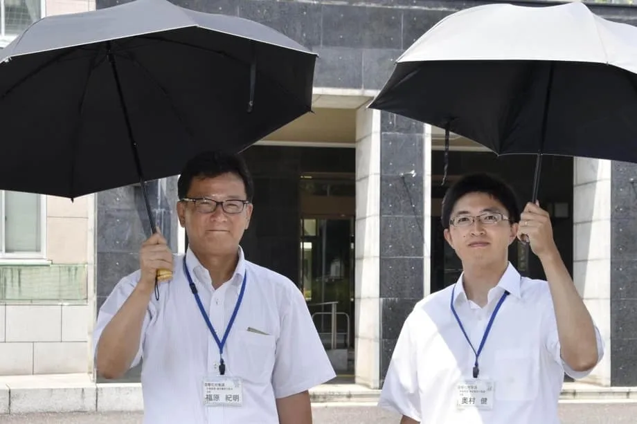 Giữa cái nóng thiêu đốt ở Nhật Bản, nam giới dùng ô che nắng để giải nhiệt