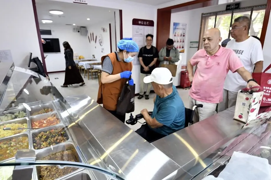 Vật liệu mới, chăm sóc thú cưng và dịch vụ người cao tuổi thúc đẩy tuyển dụng tại Trung Quốc dù thị trường việc làm trầm lắng