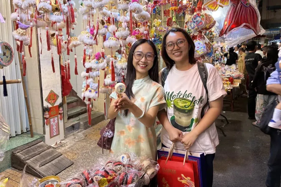 Bài học qua livestream và những phương ngữ mai một: Người trẻ Gen Z gốc Hoa ở Việt Nam tìm lại bản sắc trên mạng