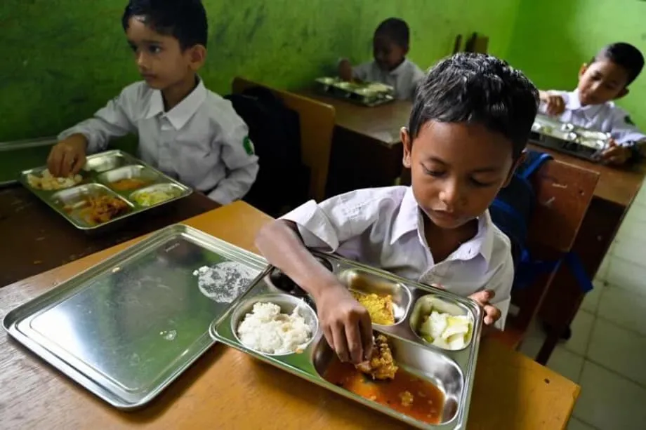 Hàng trăm người đổ bệnh ở Indonesia sau khi ăn bữa trưa miễn phí tại trường