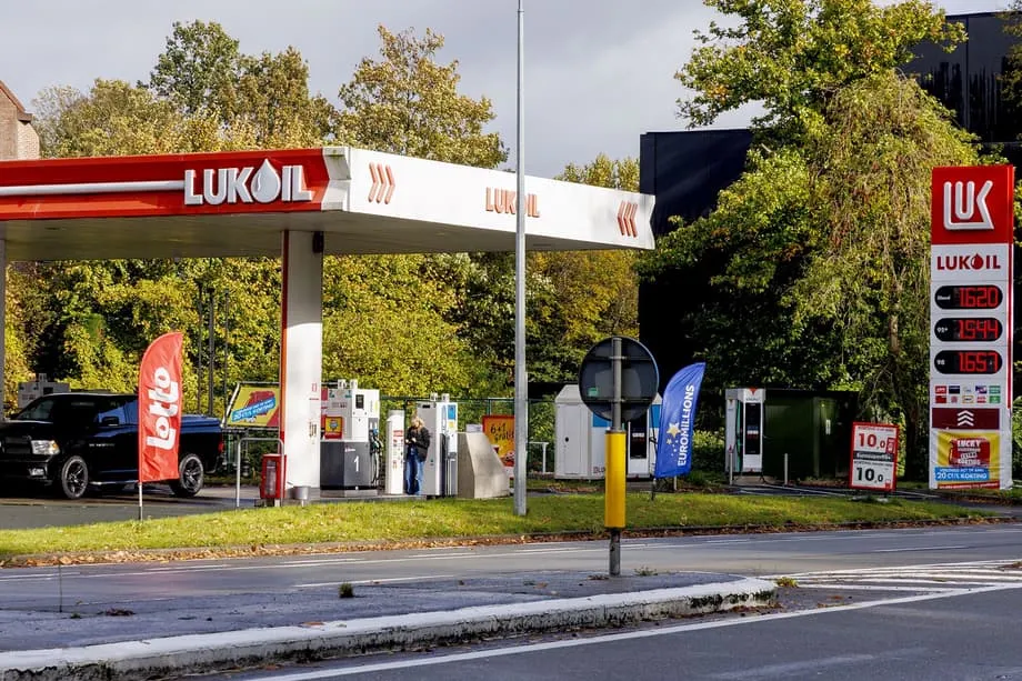 Lukoil đồng ý bán tài sản quốc tế cho Gunvor sau các lệnh trừng phạt mới của Mỹ