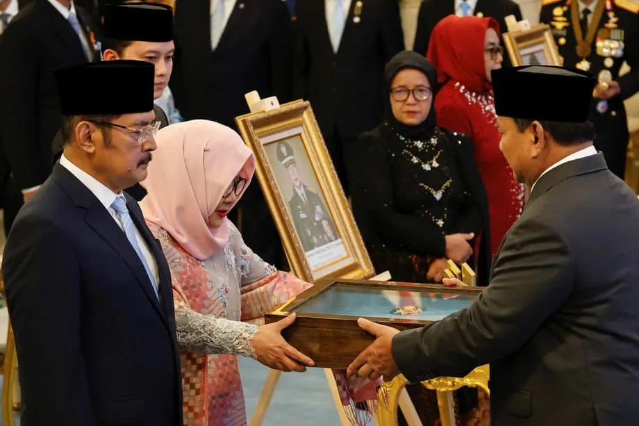 Indonesia phong tặng danh hiệu Anh hùng dân tộc cho Suharto, làm dấy lên biểu tình và tranh luận
