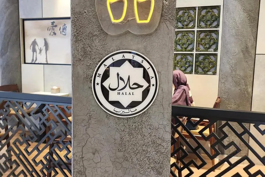 Quy định halal của Malaysia bị soi xét: Nhãn mác, niềm tin và lợi ích kinh doanh