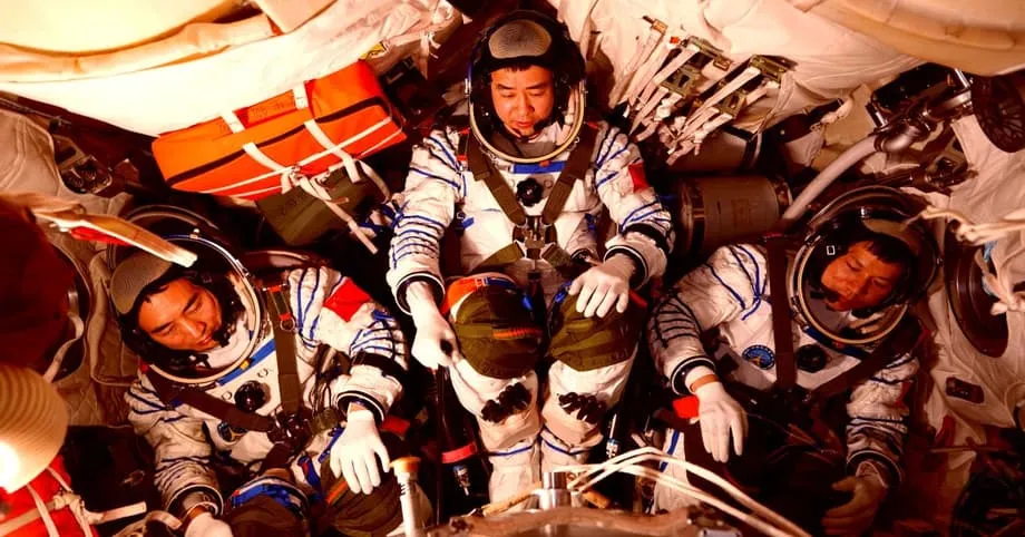 Cửa sổ Shenzhou 20 bị nứt, buộc phi hành đoàn đổi tàu và làm nổi bật nguy cơ rác vũ trụ