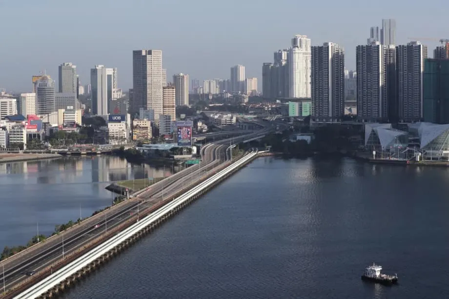 Đồng ringgit tăng giá thử thách sức hút của việc làm tại Singapore đối với người Malaysia