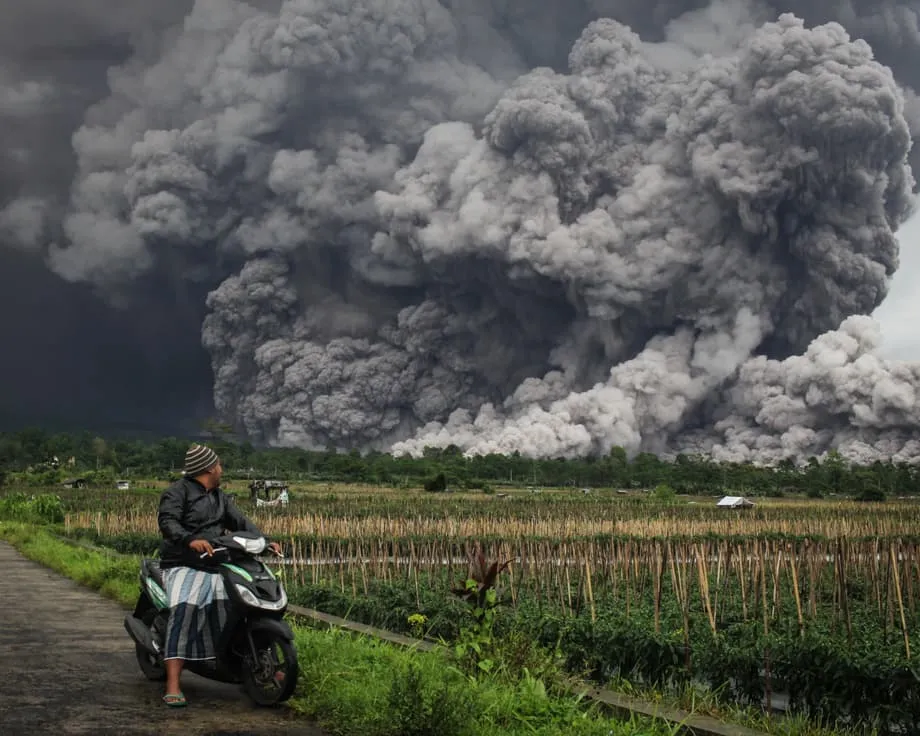 Núi Semeru phun trào ở Đông Java, ban bố cảnh báo cao nhất và sơ tán người dân