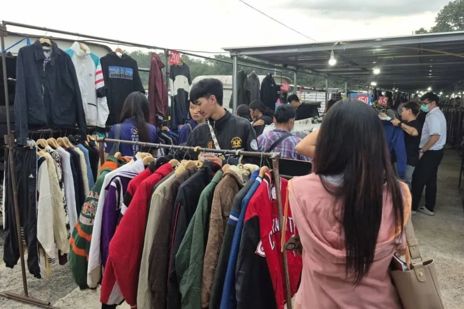 Trời trở lạnh, người dân Buriram đổ xô tìm mua quần áo mùa đông đã qua sử dụng