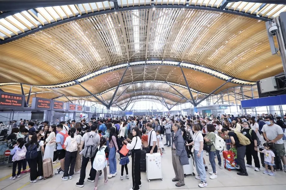 Làn ưu tiên nhận diện khuôn mặt được mở rộng cho người Hong Kong, nhân tài đại lục được lưu trú lâu hơn tại thành phố