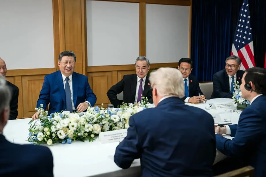 Những bức ảnh chân thực tại APEC cho thấy ông Tập Cận Bình mỉm cười, phơi bày khoảng cách giữa hình ảnh trên trường quốc tế và trong nước