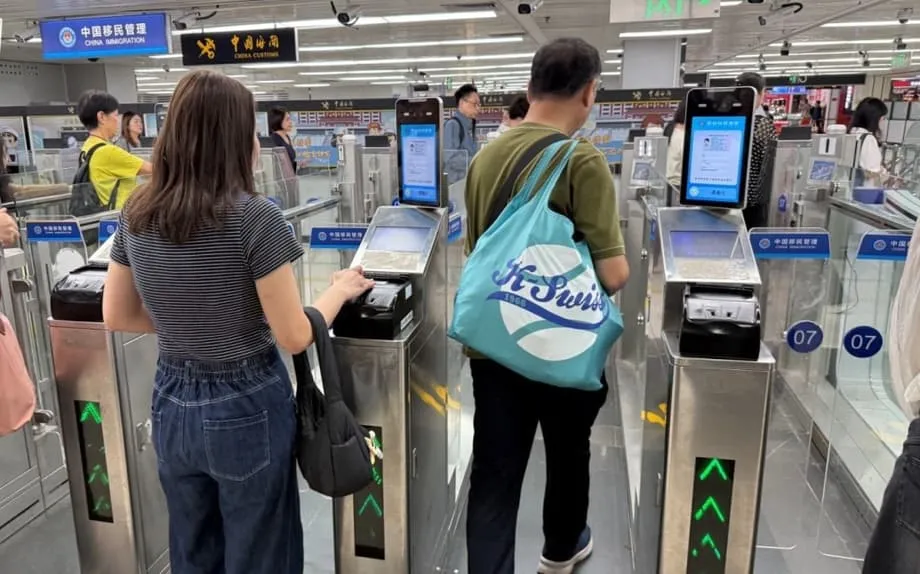 Người Hong Kong đón nhận làn nhận diện khuôn mặt khi Trung Quốc đại lục mở rộng phạm vi áp dụng