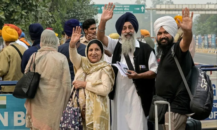 Người hành hương Sikh Ấn Độ sang Pakistan dự lễ kỷ niệm ngày sinh Guru Nanak khi biên giới mở cửa hạn chế