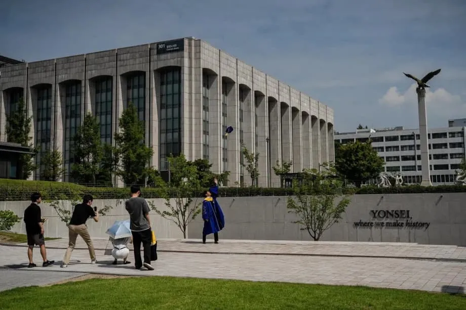 Sinh viên Hàn Quốc hoãn tốt nghiệp, tìm cơ hội ngoài Seoul khi việc làm ngày càng khan hiếm