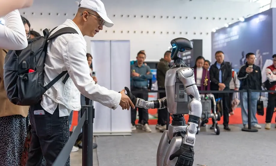 Robot hình người Trung Quốc gây tiếng vang toàn cầu với màn nhào lộn tại concert và kỹ năng chiến đấu