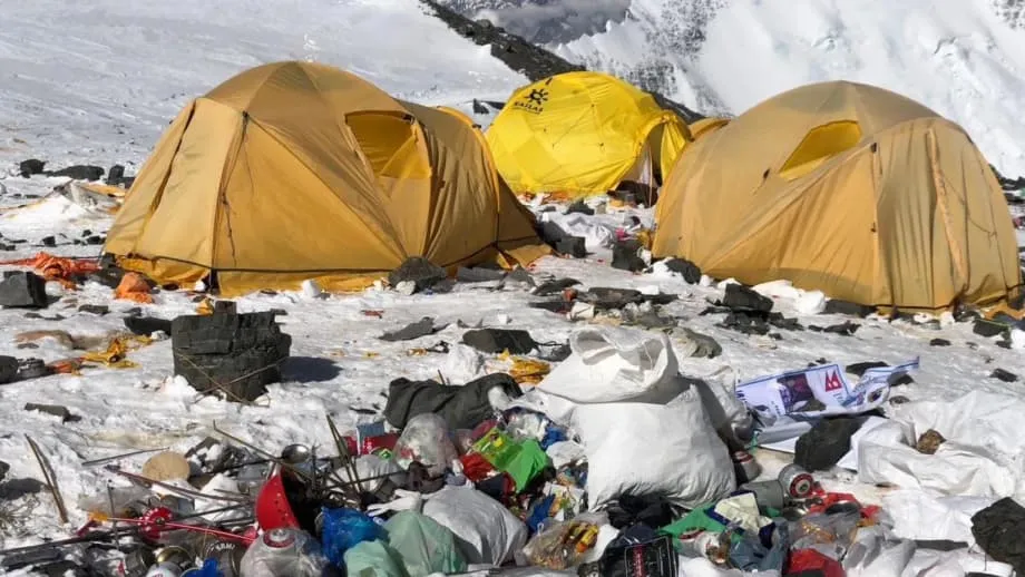 Nepal bãi bỏ chương trình đặt cọc rác thải trên đỉnh Everest sau khi chính sách thất bại