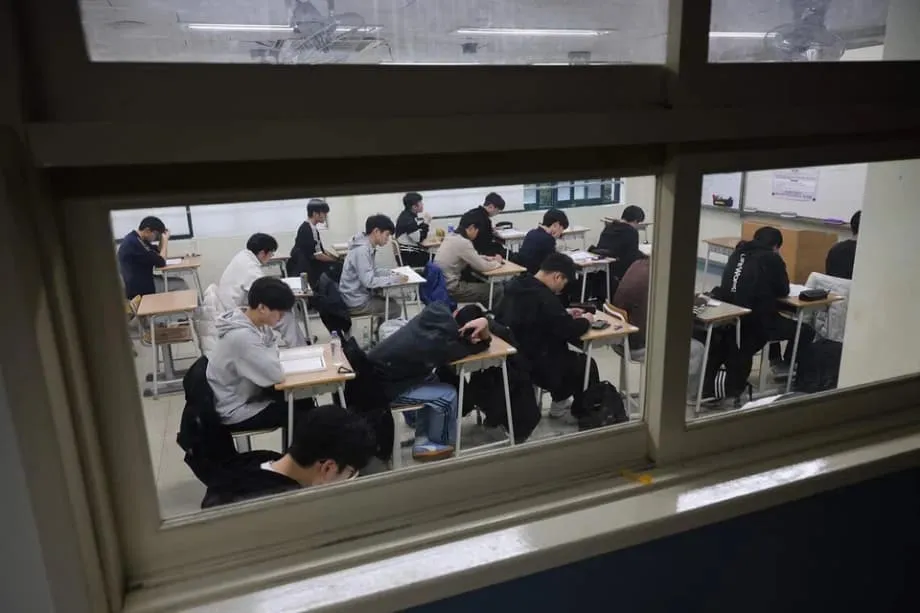 Làn sóng thay đổi: Sinh viên Hàn Quốc rời xa các trường danh tiếng ở Seoul và ngành y