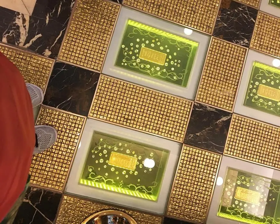 Khách sạn Grand Emperor ở Macau bán các thỏi vàng tại sảnh với giá 13 triệu USD