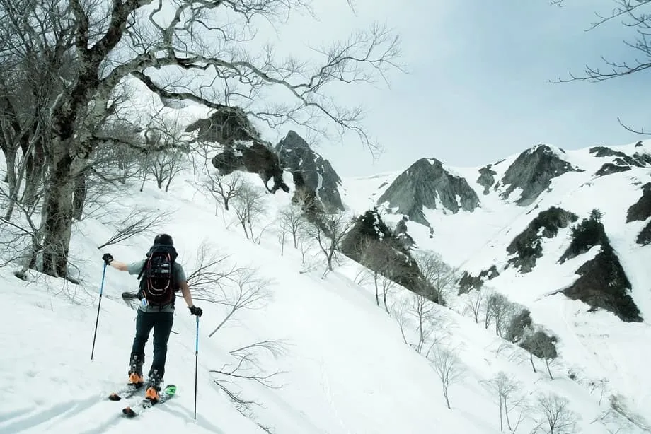 Du khách trượt tuyết nước ngoài làm trầm trọng thêm khủng hoảng cứu hộ ở Hokkaido, người nộp thuế gánh chi phí