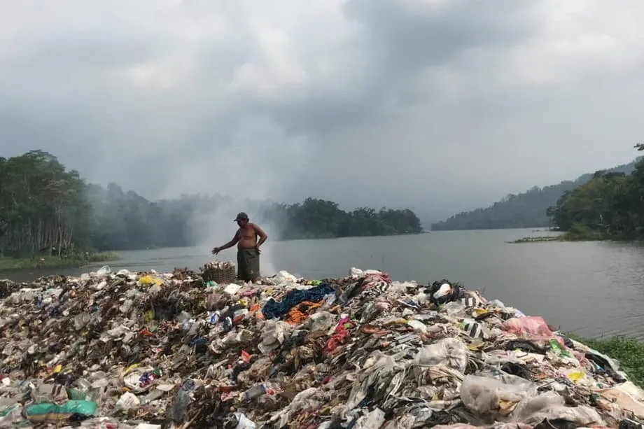 Các dự án thí điểm nhắm giải quyết khủng hoảng đốt rác sinh hoạt ở Indonesia, trong lúc tranh luận toàn quốc về giải pháp ngày càng gay gắt