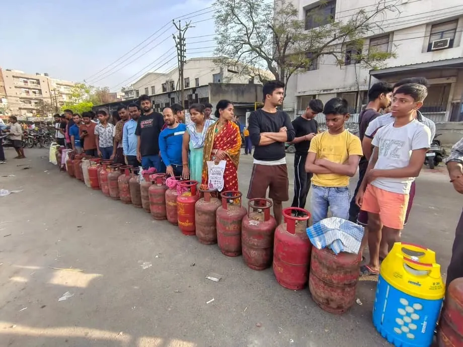 Cuộc chiến ở Tây Á đang gây sức ép lên kinh tế Ấn Độ, từ trạm xăng đến nhà bếp