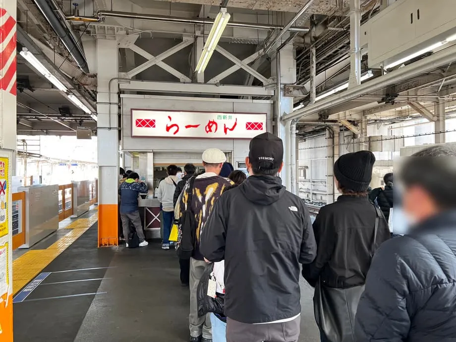 Bát mì cuối cùng trên sân ga: Nét văn hóa ẩm thực thời Showa đang mai một ở Tokyo