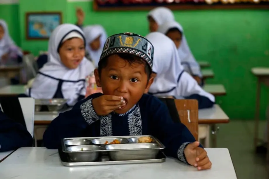 Bê bối cá trê sống buộc Indonesia đình chỉ hơn 2.200 bếp ăn học đường trên toàn quốc