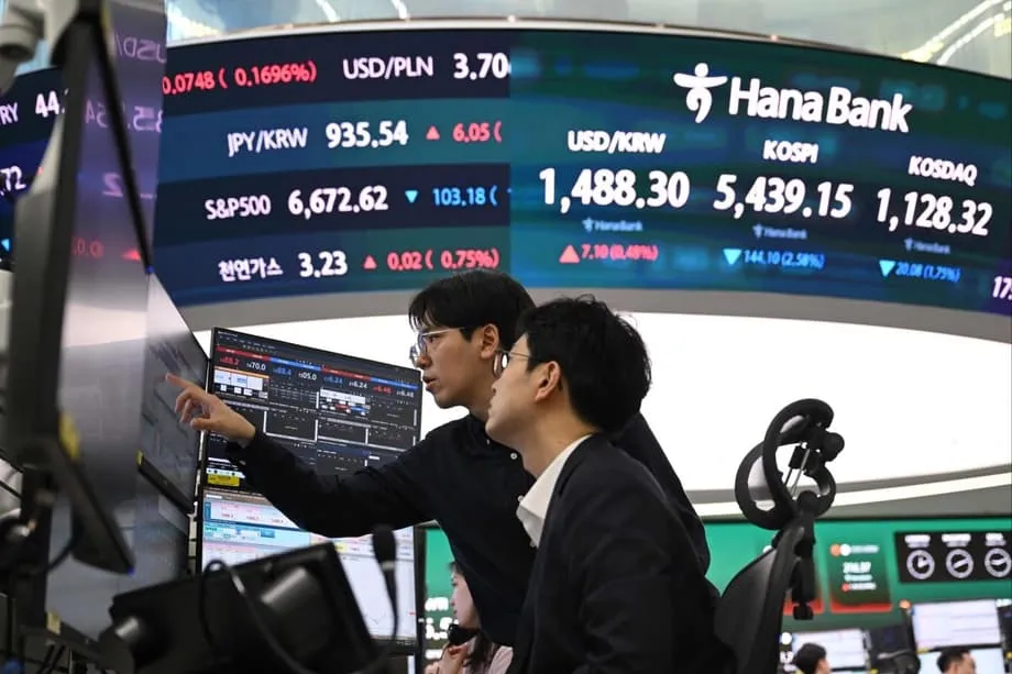 Hàn Quốc và Nhật Bản dẫn đầu đà lao dốc của chứng khoán toàn cầu khi chiến tranh Iran châm ngòi khủng hoảng năng lượng