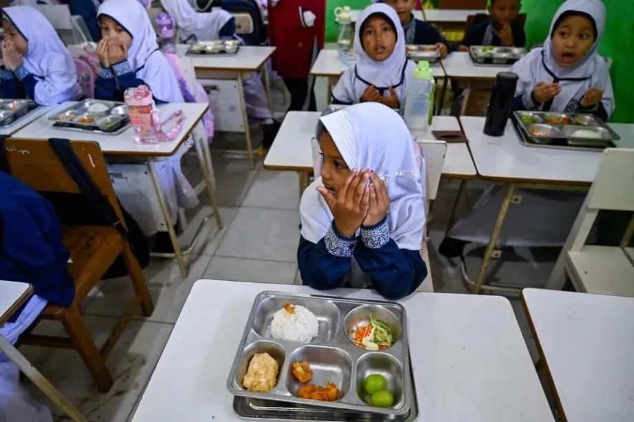 Indonesia cắt giảm chương trình bữa ăn miễn phí để ứng phó cú sốc dầu mỏ từ Trung Đông