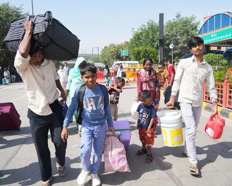 Cuộc tháo chạy của người lao động nhập cư khỏi Delhi: Khủng hoảng nhiên liệu toàn cầu khiến thủ đô Ấn Độ vắng bóng người