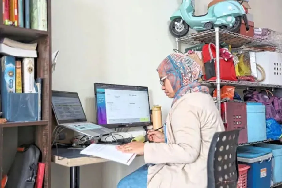 Yêu cầu điểm danh mỗi giờ khiến công chức Malaysia làm việc từ xa lo lắng