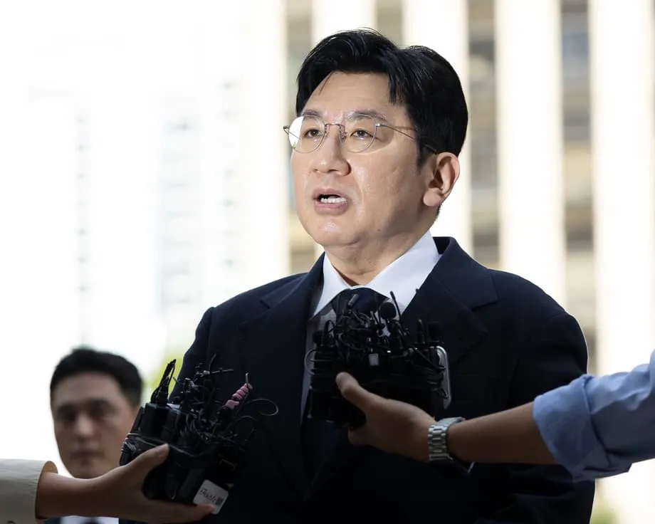 Ông trùm K-pop Bang Si-hyuk đối mặt nguy cơ bị bắt vì cáo buộc gian lận IPO trị giá 136 triệu USD