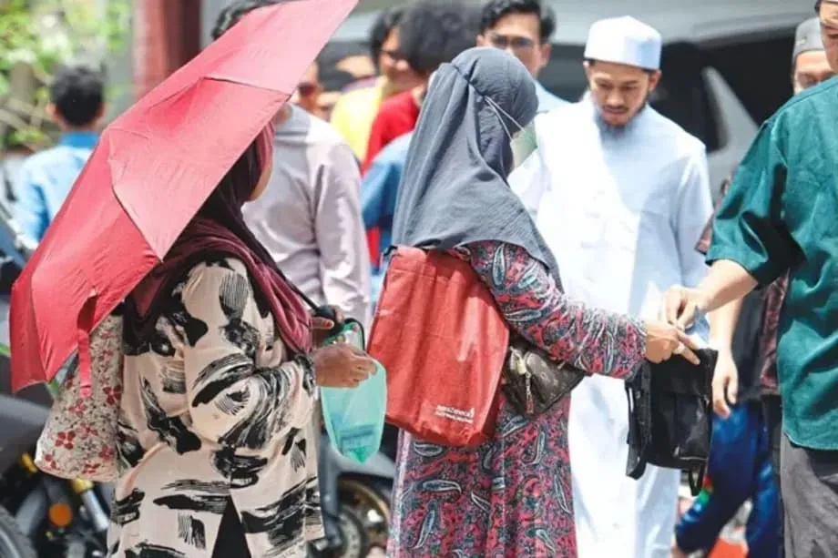 Các nhóm ăn xin ngày càng táo tợn ở Kuala Lumpur nhắm vào thực khách, tín đồ tại đền thờ Hồi giáo và người đi đường